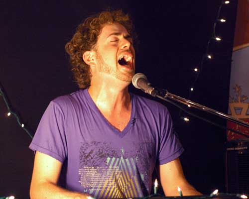 Scott MacIntire performing in Kapaa, Hawaii
